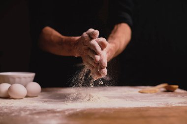 adam ahşap masa üzerinde hamur yoğurma kadeh kırpılmış