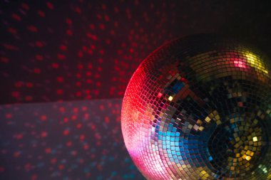 Parlak ışınları, gece parti arka plan ile disko topu