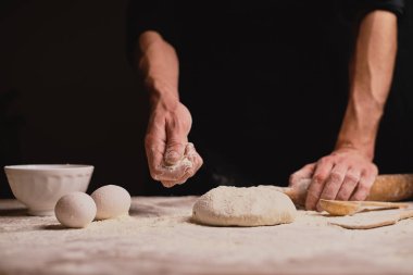 adam ahşap masa üzerinde hamur yoğurma kadeh kırpılmış