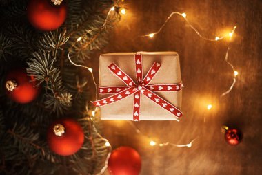 hediye kutusu ve dekorasyon ahşap arka plan üzerinde Noel ağacının üstten görünüm 