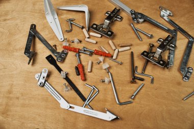 Grup için doğrama ahşap arka plan üzerinde çeşitli tamir cihazları