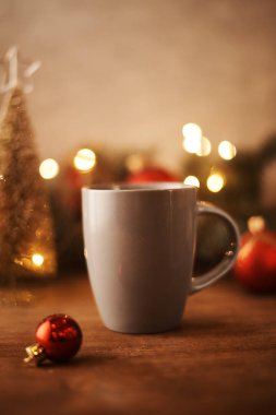 Noel dekorasyonu ve içecek masada fincanla