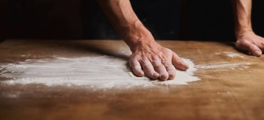 adam ahşap masa üzerinde hamur yoğurma kadeh kırpılmış