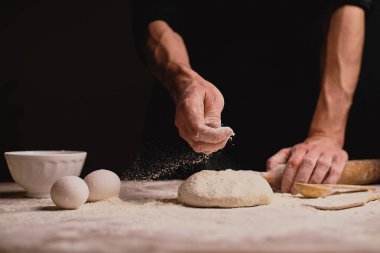 adam ahşap masa üzerinde hamur yoğurma kadeh kırpılmış