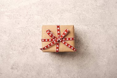 yukarıdan görünümünü Noel hediyesi olarak şenlikli şerit sarılmış kutusu 