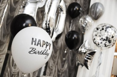 İyi ki doğdun yazı ile dekoratif hava balonu görünümünü kapat 