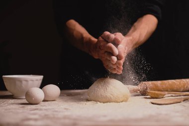 atış erkek el ahşap masa üzerinde hamur üzerinde un eleme kırpılmış 