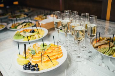 kadeh şarap ve meyve dilimleri ile hizmet tablo kapatın 