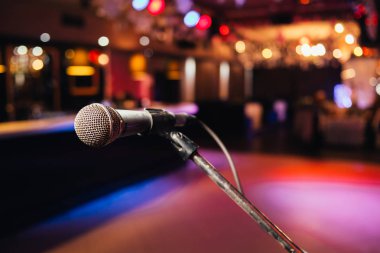 modern mikrofon bulanık arka plan, müzik konsepti üzerinde görmek