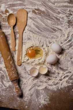 ahşap masa hamur hazırlık için un ve yumurta sarısı kapsamında üstten görünüm 