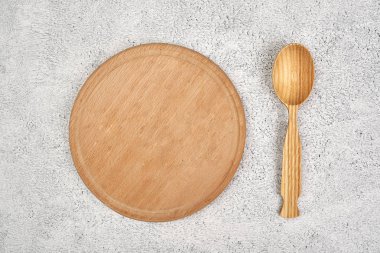 ahşap kesme tahtası ve kaşık gri yüzeyi fotoğrafı kapatın