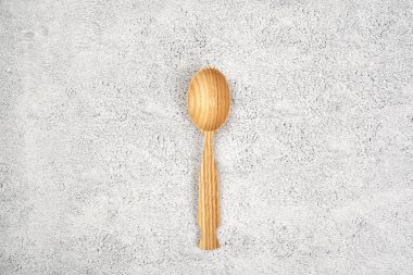 tahta kaşık gri yüzeyi fotoğrafı kapatın