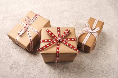 Noel hediye kutuları sarılmış tarafından şenlikli şerit 