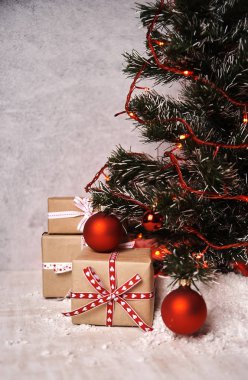 güzel parlak süslemeleri ile Noel ağacı altında sunar  