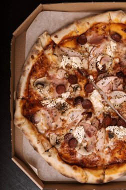 lezzetli sıcak pizza kutusunda üstten görünüm tablo