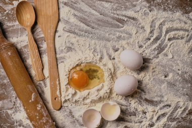 ahşap masa hamur hazırlık için un ve yumurta sarısı kapsamında üstten görünüm 