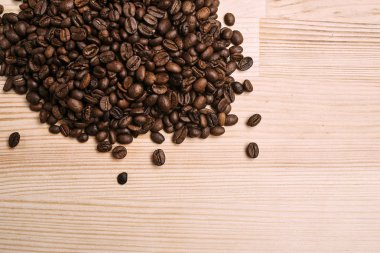 kavrulmuş organik kahve çekirdekleri ahşap yüzey üzerinde görmek