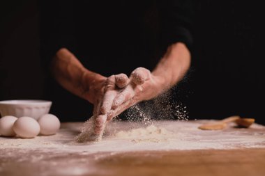 adam ahşap masa üzerinde hamur yoğurma kadeh kırpılmış