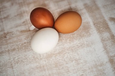 ahşap masa üzerinde görmek beyaz ve kahverengi tavuk yumurta  