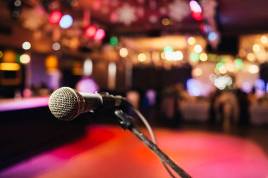 Modern mikrofon şarkı güzel bulanık renkli bokeh karşı için