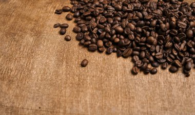 kavrulmuş organik kahve çekirdekleri ahşap yüzey üzerinde görmek