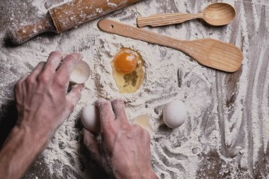 yumurta sarısı ve un ahşap masa üzerinde hamur hazırlama adam resmini kırpılmış