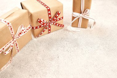 Noel hediye kutuları sarılmış tarafından şenlikli şerit 
