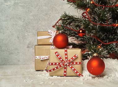 güzel parlak süslemeleri ile Noel ağacı altında sunar  