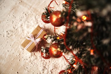 hediye kutusu güzel süslemeleri ile Noel ağacı altında