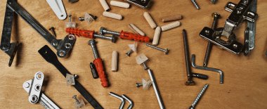 Grup için doğrama ahşap arka plan üzerinde çeşitli tamir cihazları