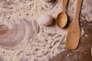 ahşap masa hamur hazırlık için un ve yumurta sarısı kapsamında üstten görünüm 