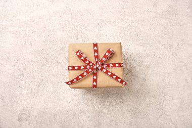 yükseltilmiş görünüm Noel hediye kutusu olarak şenlikli şerit sarılmış 