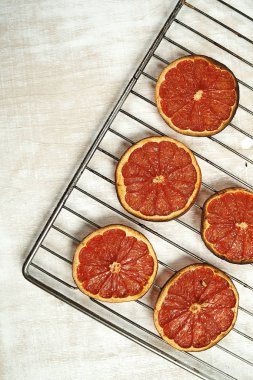 ızgara üzerinde kurutulmuş greyfurt dilim görünümü kadar kapatın