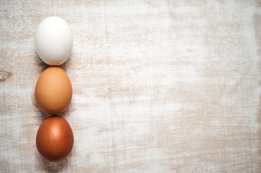 Masa üzerinde yukarıdan beyaz ve kahverengi tavuk yumurta 