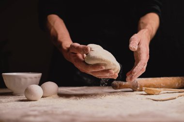 adam ahşap masa üzerinde hamur yoğurma kadeh kırpılmış