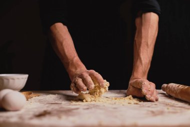 Erkek el mutfak masasının üzerinde hamur yoğurma kısmi görünümü