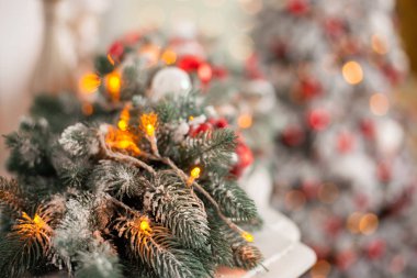 Yeşil çam çırpı ışıklı garland, Noel tatil arka plan ile görmek 