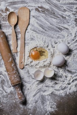 ahşap masa hamur hazırlık için un ve yumurta sarısı kapsamında üstten görünüm 