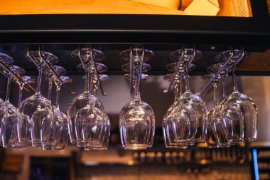 görünümü boş gözlük, Restoran bar asılı kadar kapatın