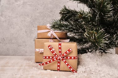 Noel hediye kutuları Noel ağacı yakınındaki şenlikli şerit tarafından sarılmış