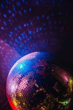 Parlak ışınları, gece parti arka plan ile disko topu