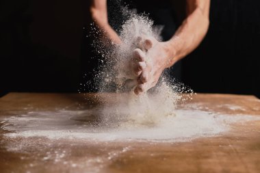 adam ahşap masa üzerinde hamur yoğurma kadeh kırpılmış