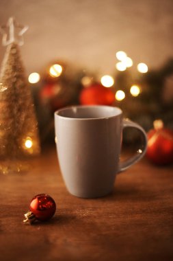 Noel dekorasyonu ve içecek masada fincanla