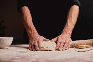 adam ahşap masa üzerinde hamur yoğurma kadeh kırpılmış