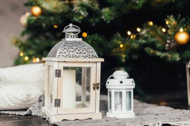 Noel dekorasyon yakınındaki yaprak dökmeyen ağaç görünümünü kapat 