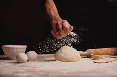 Mutfak masasının üzerinde hamur üzerinde un eleme adam resmini kırpılmış 