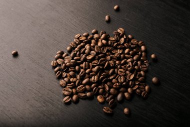 kavrulmuş aromatik kahve çekirdekleri üstten görünüm siyah ahşap tablo 