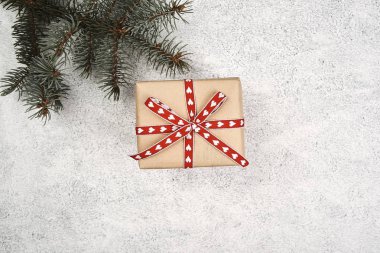 en iyi Noel hediye kutusu görünümünü sarılmış tarafından Noel ağacı yakınındaki şenlikli şerit