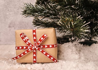 Noel hediyesi görünümünü yakın Noel ağacı yakınındaki şenlikli şerit tarafından sarılmış kutusu