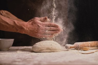 kısmi görmek erkek el ahşap masa üzerinde hamur yoğurma 